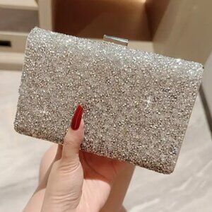 Elegant Silver Clutch – Convertible Shoulder Bag for Chic Affairs